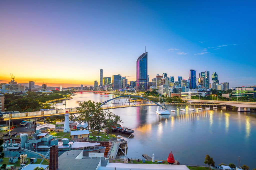Skyline von Brisbane und Brisbane-Fluss in der Dämmerung