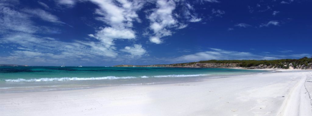 Weiter Panoramablick über einen Strand in Australien nahe Darwin