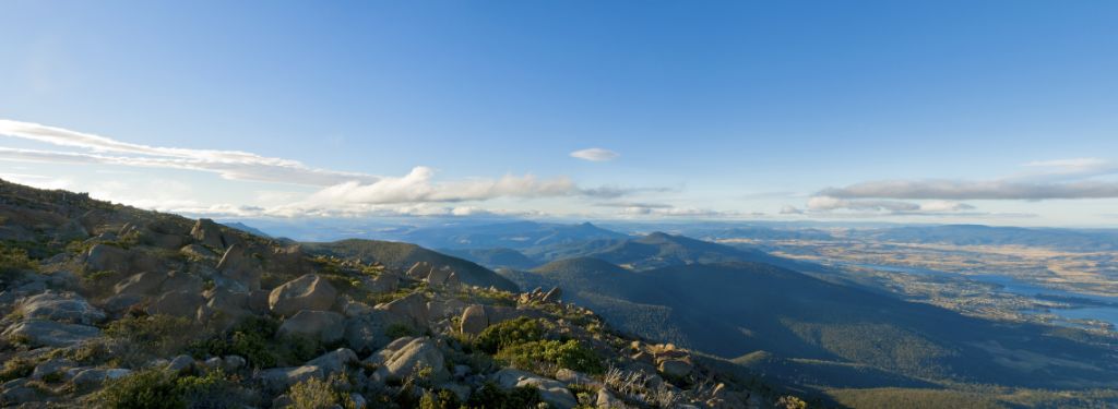 Panoramablick vom Berg ins Tal in Australien nahe Hobart