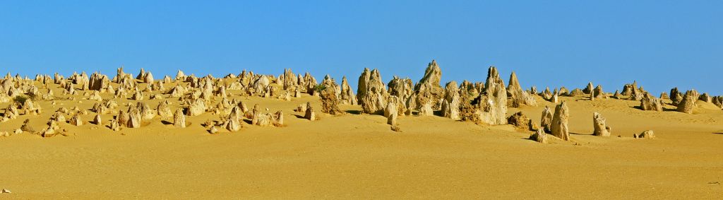 Steinskulpturen im Sand Australien