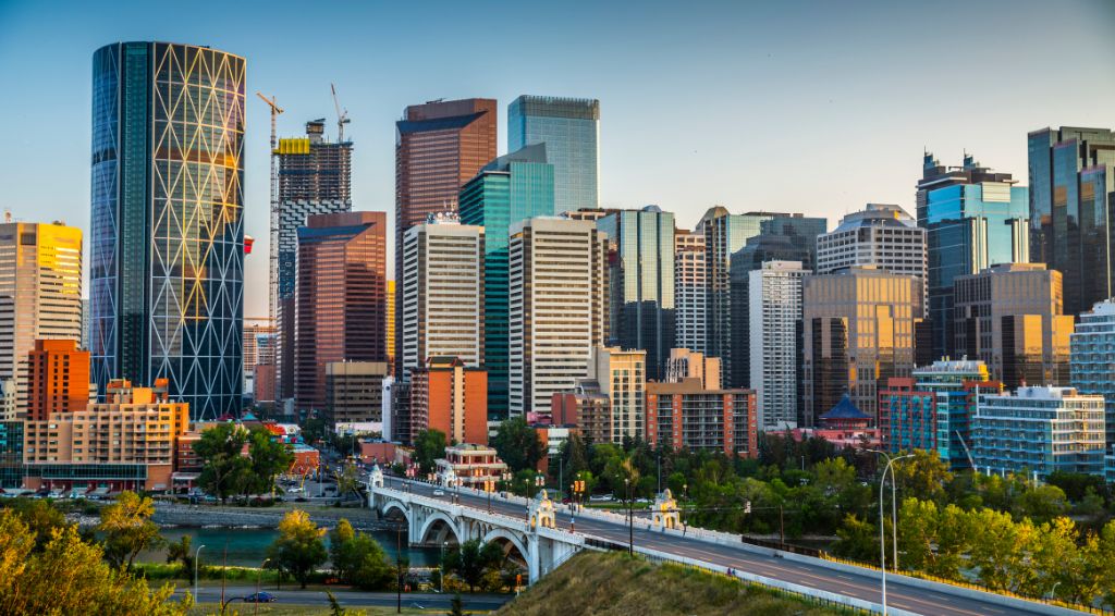 Calgarys Skyline mit ihren Wolkenkratzern und Bürogebäuden. Der Bow River und die Center Street Bridge im Vordergrund. Alberta - Kanada