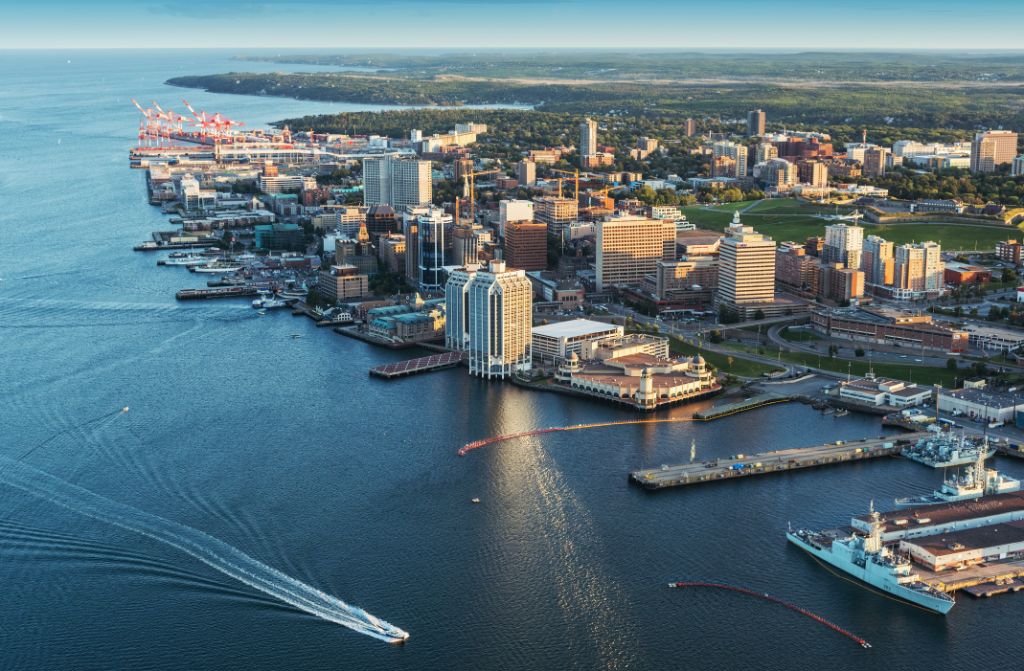 Luftaufnahme der Skyline und des Hafenviertels von Halifax in niedriger Höhe am späten Abend.