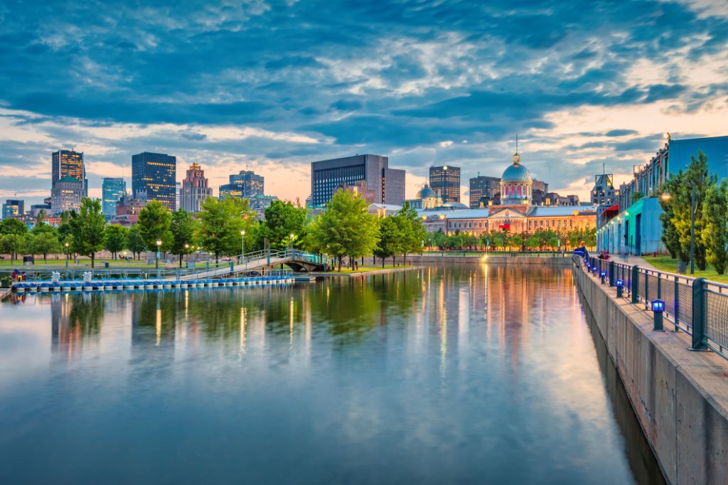 Uferpromenade in der Innenstadt von Montreal, Quebec, Kanada, in der Dämmerung.