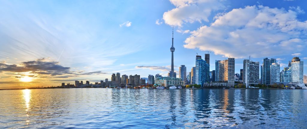 Panorama der Skyline von Toronto bei Sonnenuntergang in Ontario, Kanada.