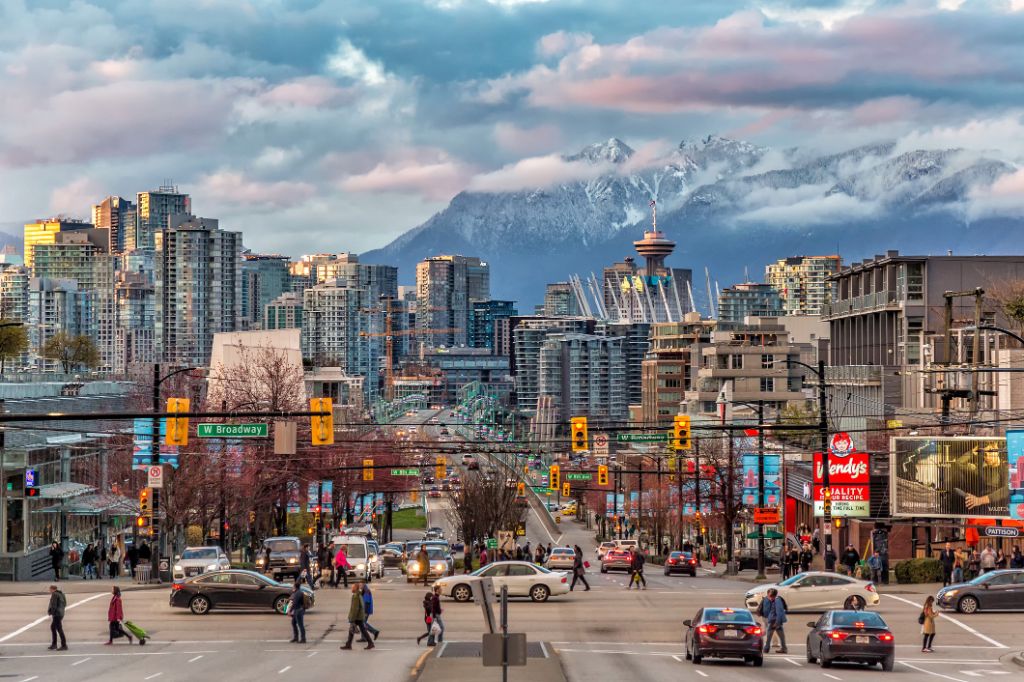 Ein Blick auf die Innenstadt von Vancouver und den Schneeberg auf der anderen Seite der Meerenge.