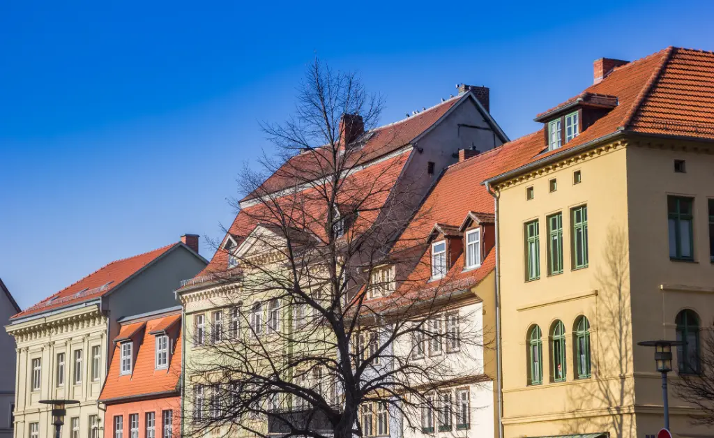 Bunte historische Häuser auf dem Marktplatz von Aschersleben, Deutschland