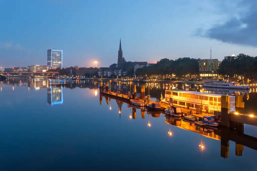 Spiegelung der Bremer Skyline im ruhigen Wasser der Weser, in Bremen Deutschland.
