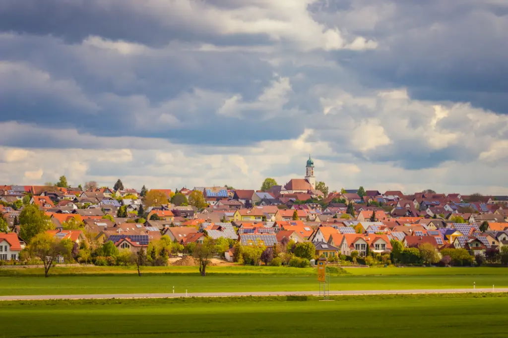 Die Stadt Dettingen in Baden-Württemberg, Deutschland. Kleines deutsches Dorf. Bewölkter Himmel, heller sonniger Sommertag.