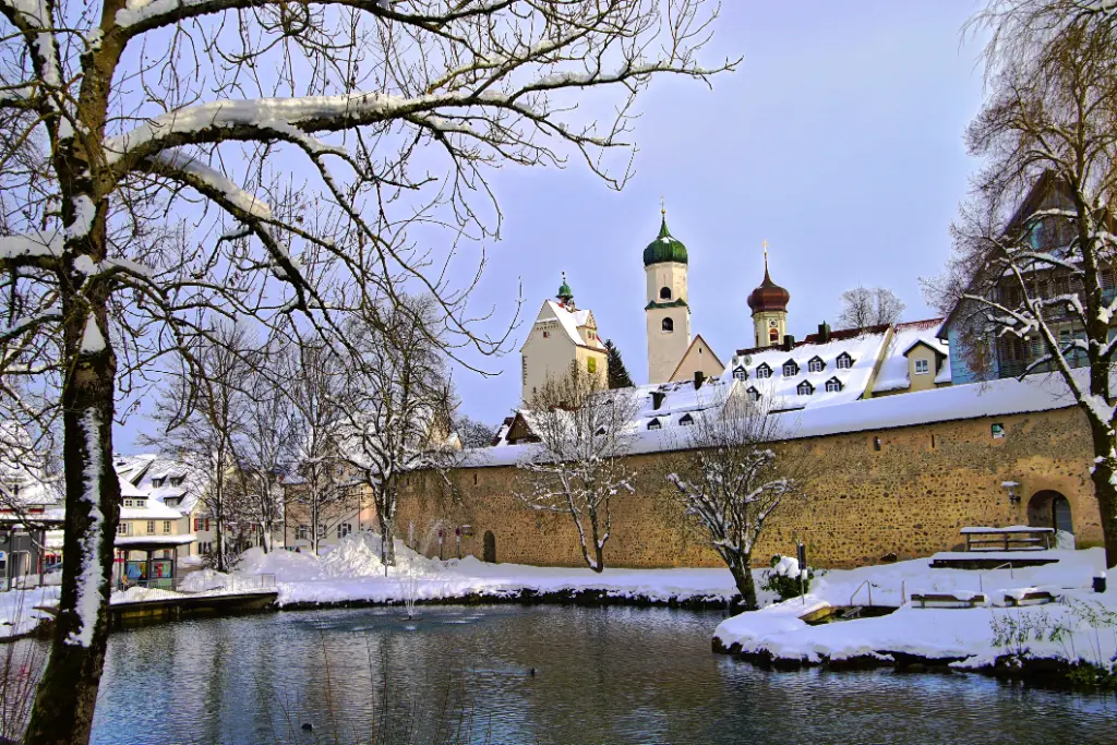 Winteransicht von Isny, Bayern, von außerhalb der Stadtmauern