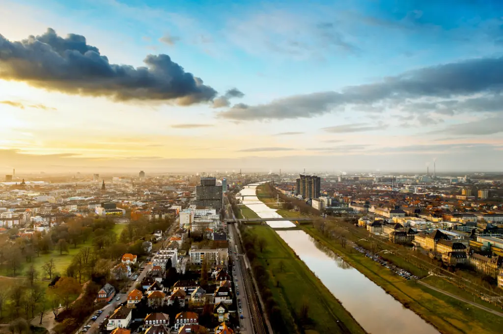 Die Stadt Mannheim Ludwigshafen in Deutschland in der Abenddämmerung