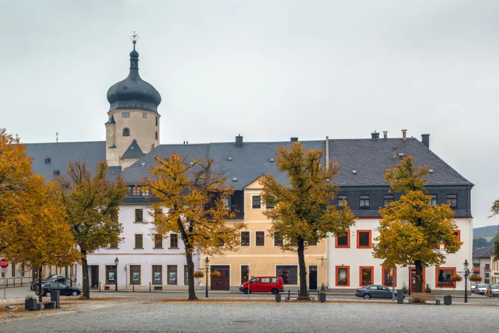 Hauptplatz mit Kirchturm in Marienberg, Deutschland
