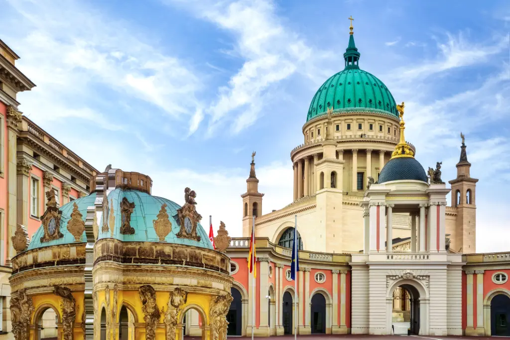 Die Nikolaikirche und der Landtag von Brandenburg in Potsdam, Deutschland.