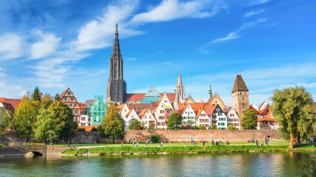 Panoramablick auf die Stadt Ulm vom Fluss aus mit dem Münsterturm im Hintergrund, Deutschland