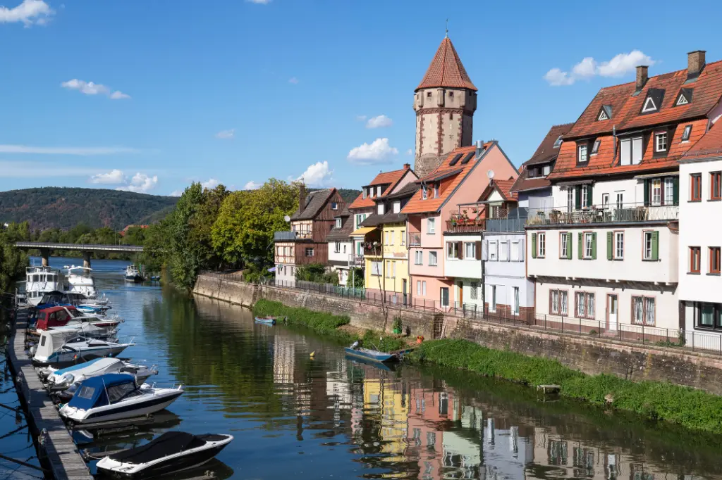 Monumentaler alter Wachturm an der Tauber in der Kleinstadt Wertheim.