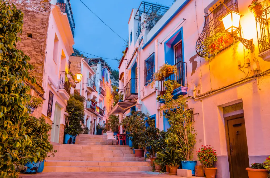 Blick auf bunte Häuser und enge Gassen in der alten Mittelmeerstadt Alicante, Spanien