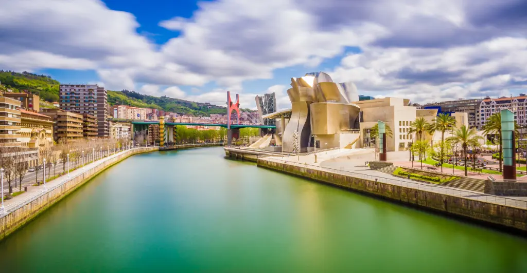 Der Fluss Nervion durchquert das Stadtzentrum von Bilbao und beherbergt an seinen Rändern die traditionellen und modernen Gebäude der Stadt.