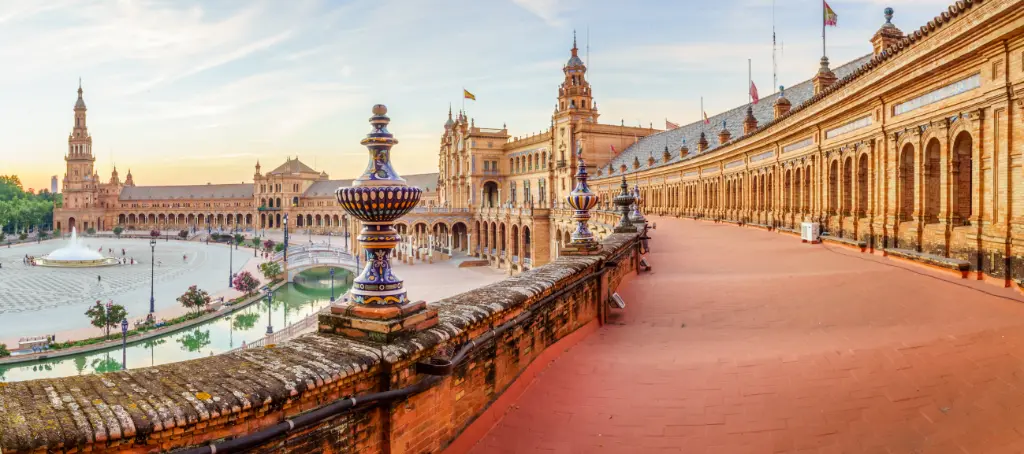 Der Spanische Platz (Plaza de Espana) in Sevilla, Spanien, wurde 1928 erbaut und ist ein Beispiel für den Regionalismus, bei dem sich Renaissance und maurischer Stil vermischen.