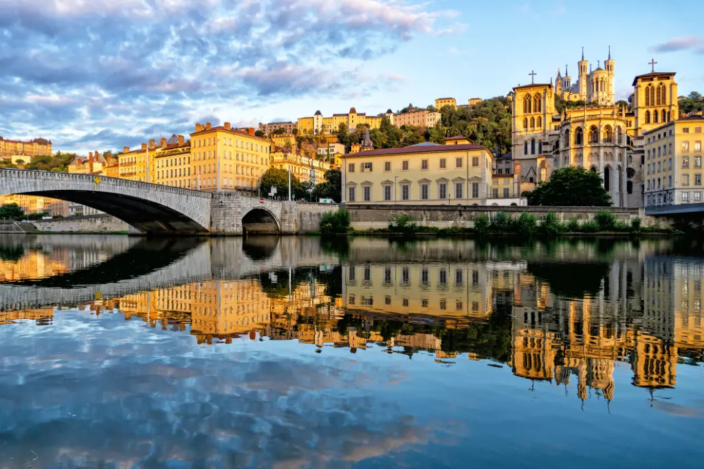 Kathedrale Saint Jean, Basilika Notre-Dame de Fourviere und die Saone in Lyon am Morgen.