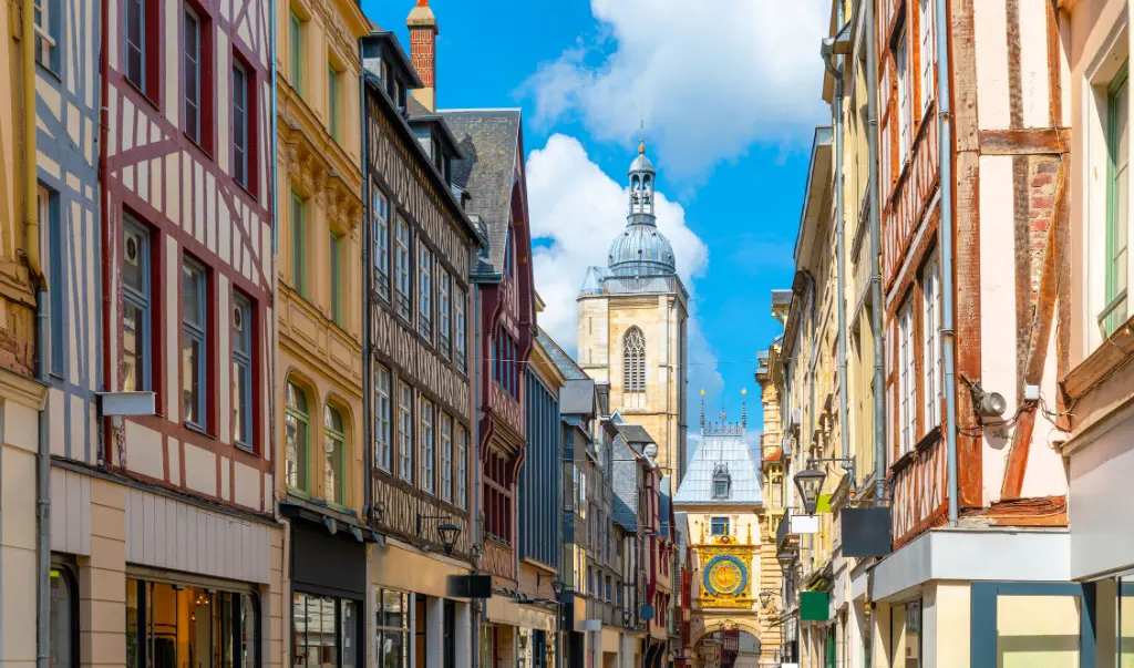 Die Gros-Horloge (Große Uhr) ist eine astronomische Uhr aus dem vierzehnten Jahrhundert in Rouen, Normandie, Frankreich