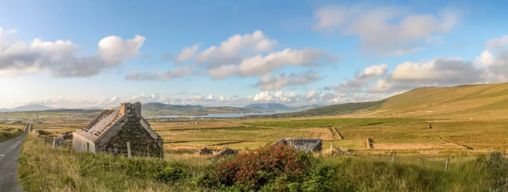 Weidelandschaft Panorama und Ruine bei Portmagee, County Kerry, Irland