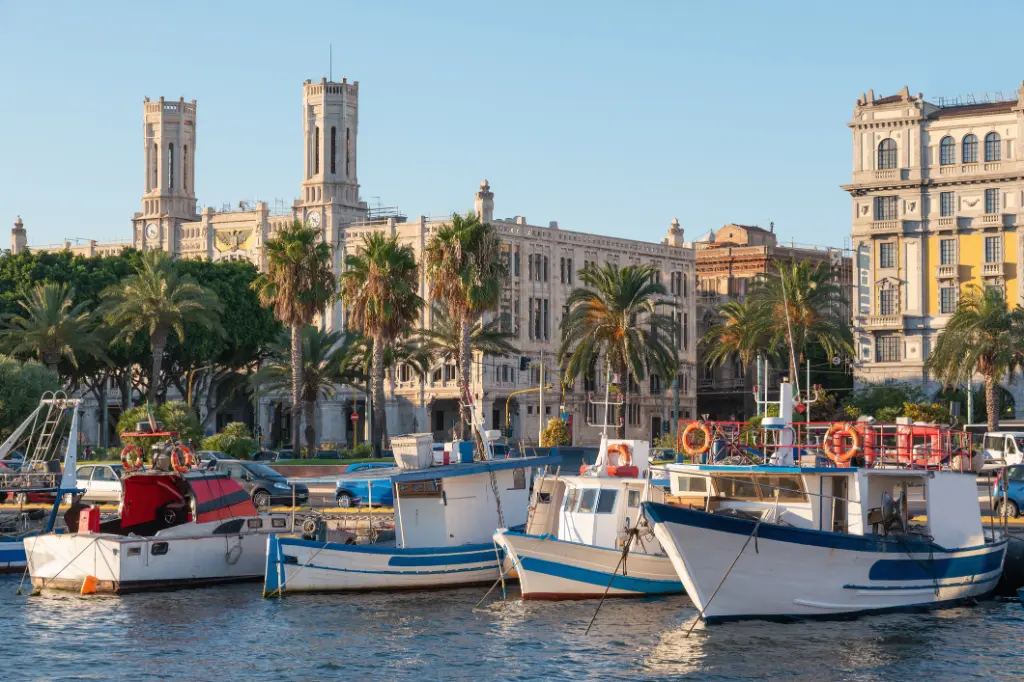 Cagliari Marina Sonnenuntergang Licht Palazzo Civico Sardinien Italien