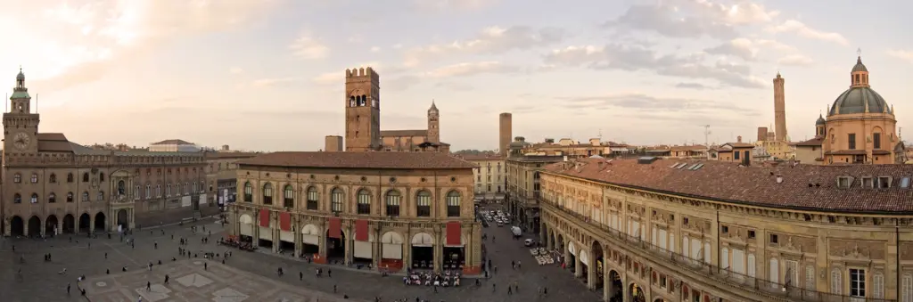 Ein Panoramablick auf den Hauptplatz - Bologna, Italien