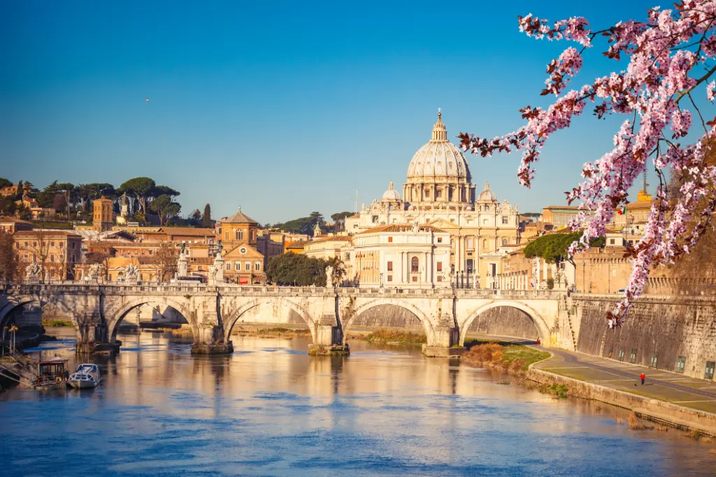 Blick über den Tiber und den Petersdom in Rom