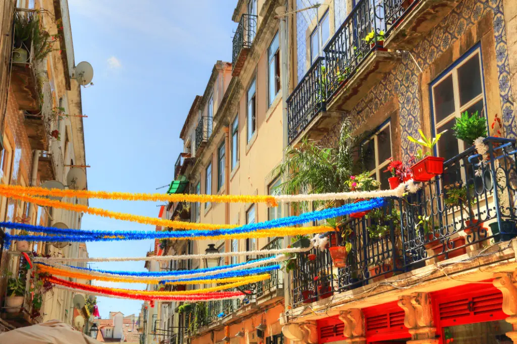 LISBON, PORTUGAL: Trendiges Bistro im historischen Teil von Lissabon