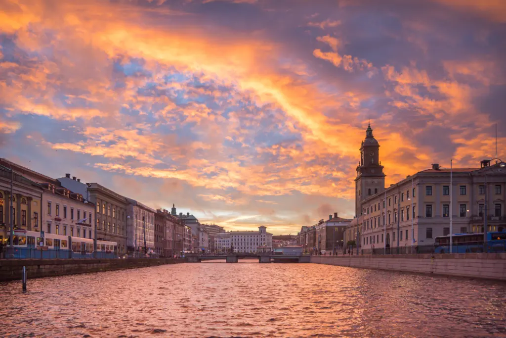 Dieses Bild zeigt einen Sonnenuntergang von der Brücke Stora Hamnkanalen. Göteborg (Schweden).