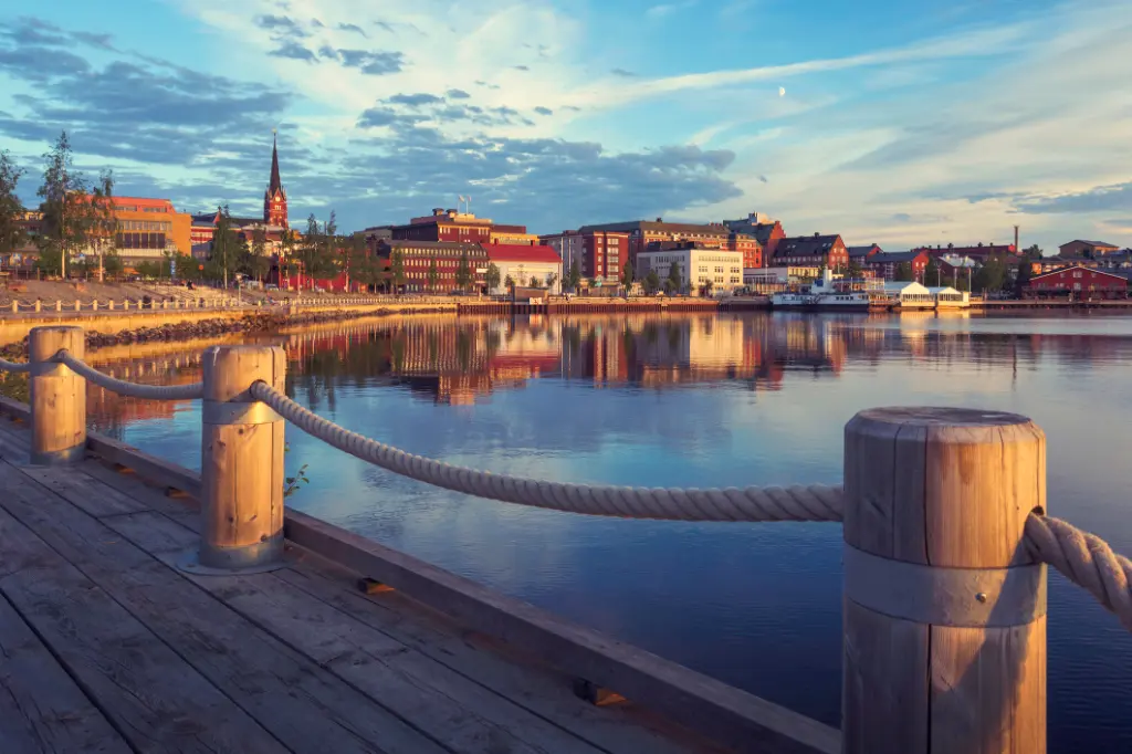 Ein Sommerabend in der Stadt Lulea in Norrbotten, Schweden.