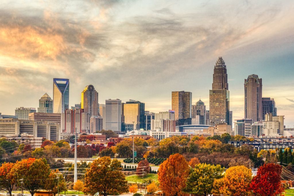 Wunderschönes Herbstlaub schmückt die Skyline von Charlotte an einem kühlen Novembertag.