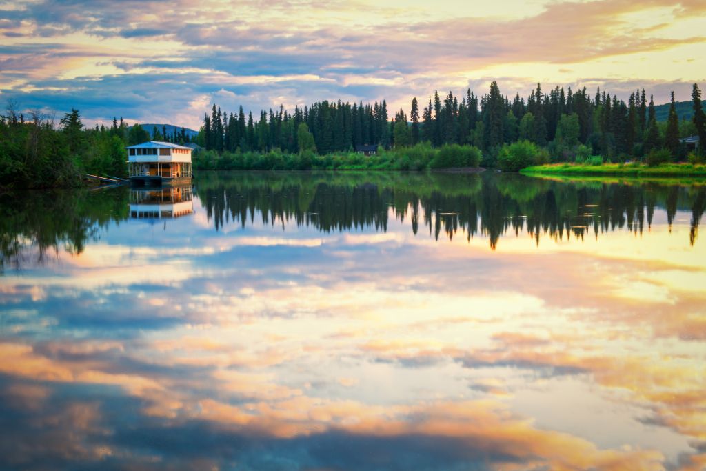 Die Bucht des Flusses Chena in Fairbanks bei Sonnenuntergang, Alaska.