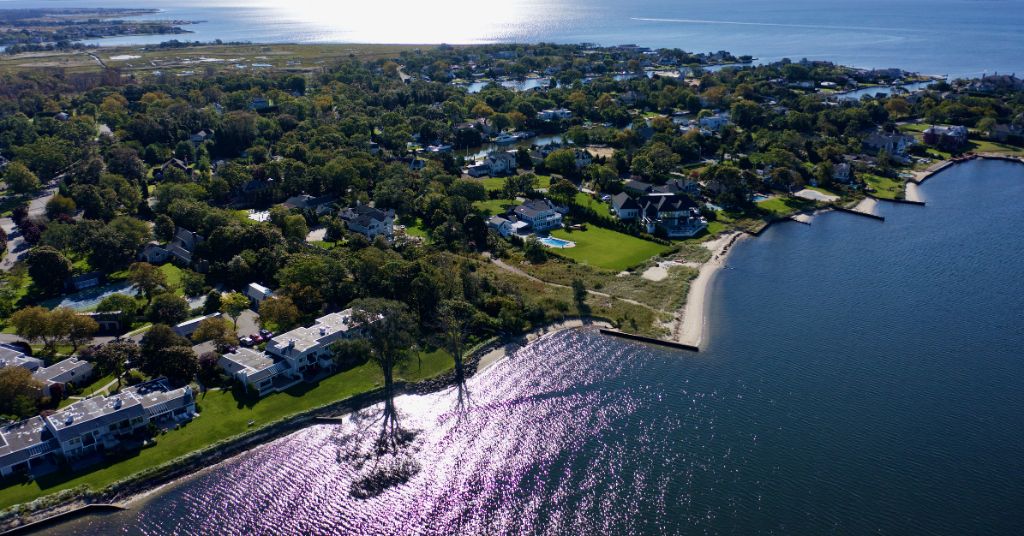 Eine Luftaufnahme aus hohem Winkel über Bayshore, New York, die die schönen Gewässer der Great Cove an einem sonnigen Morgen zeigt.