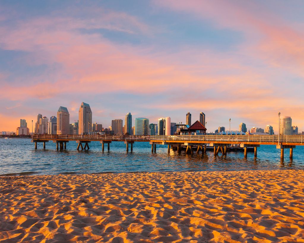 Die untergehende Sonne wirft ein warmes Licht auf die Skyline von San Diego, Kalifornien