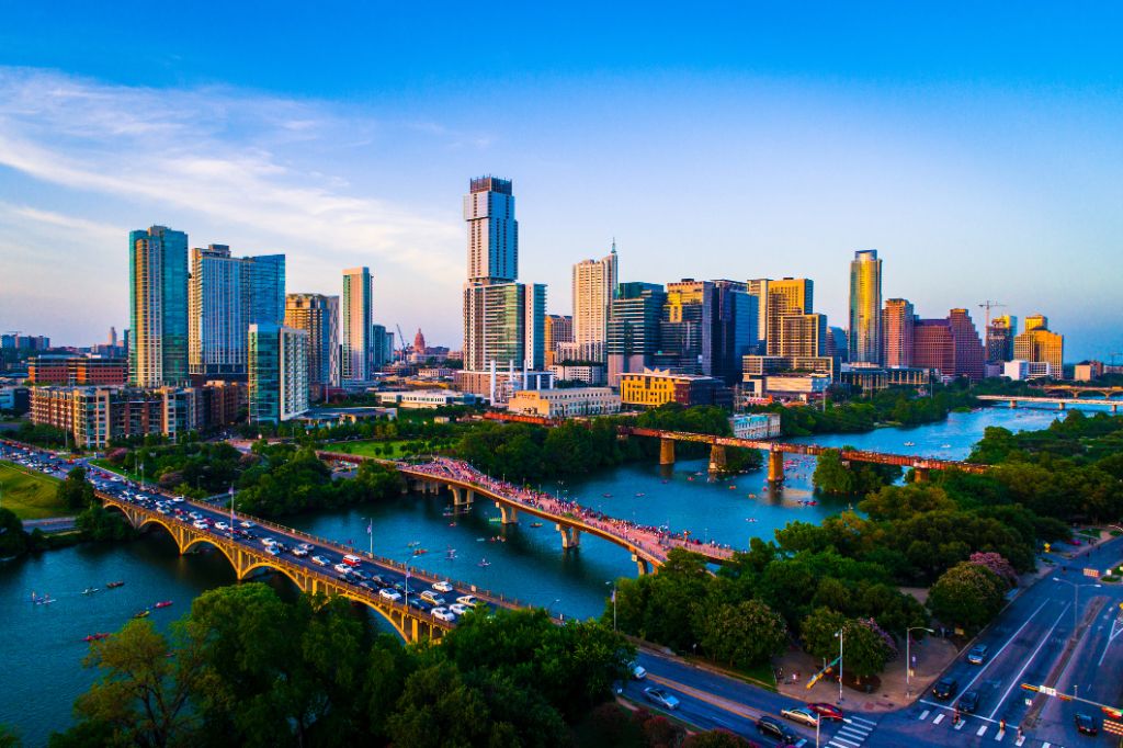 Luftaufnahme einer Drohne über Austin Texas USA Nachmittag Sonnenuntergang Lady Bird Lake