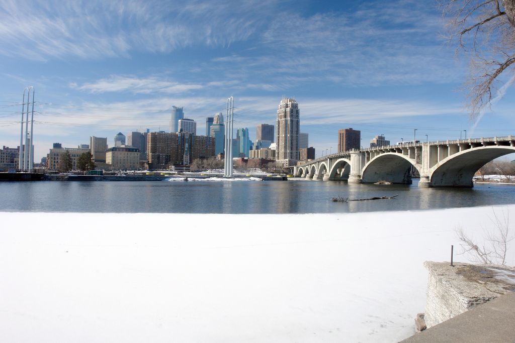 Das städtische Minneapolis auf dem vereisten Fluss