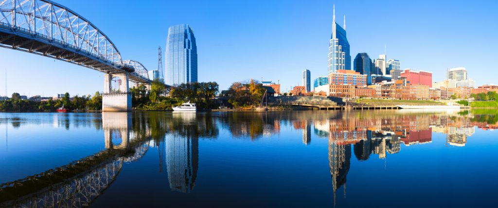 Panoramablick auf Downtown Nashville an einem schönen frühen Morgen.