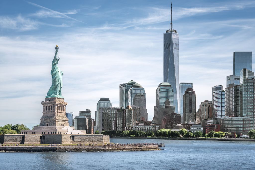 Die Freiheitsstatue mit dem One World Trade Center im Hintergrund, Wahrzeichen von New York City, USA