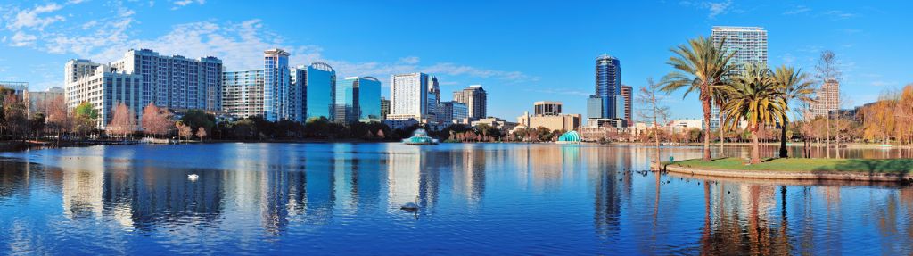 Orlando Lake Eola am Morgen mit städtischen Wolkenkratzern und strahlend blauem Himmel