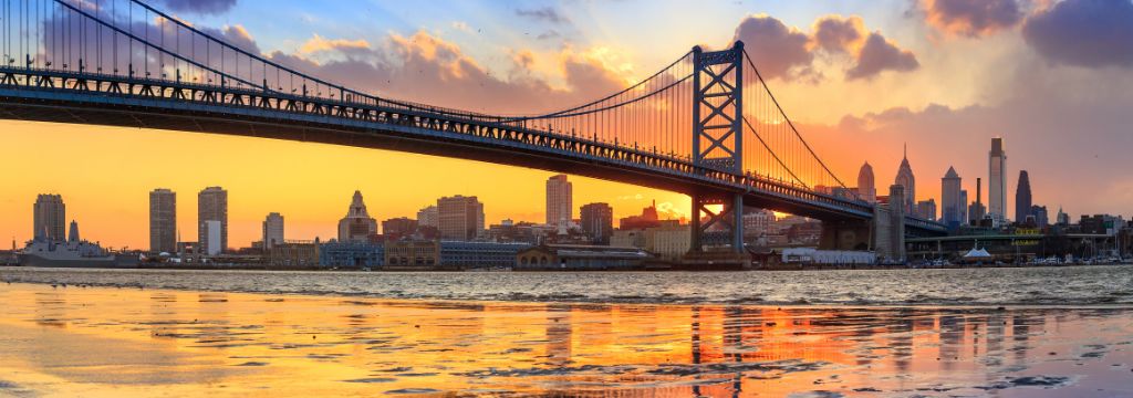 Panorama der Skyline von Philadelphia, Ben-Franklin-Brücke und Penn's Landing bei Sonnenuntergang