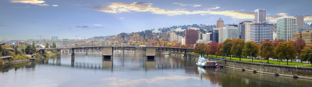 Portland Oregon Downtown City Skyline und Brücken über Willamette River Waterfront Panorama