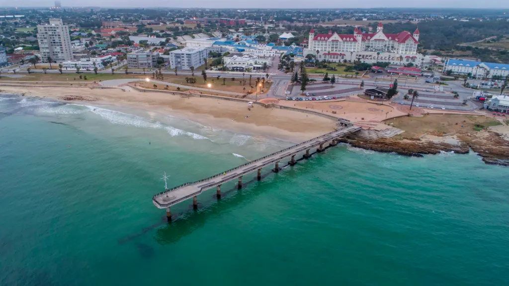 Shark Rock Pier in Port Elizabeth, Südafrika, aus der Vogelperspektive.