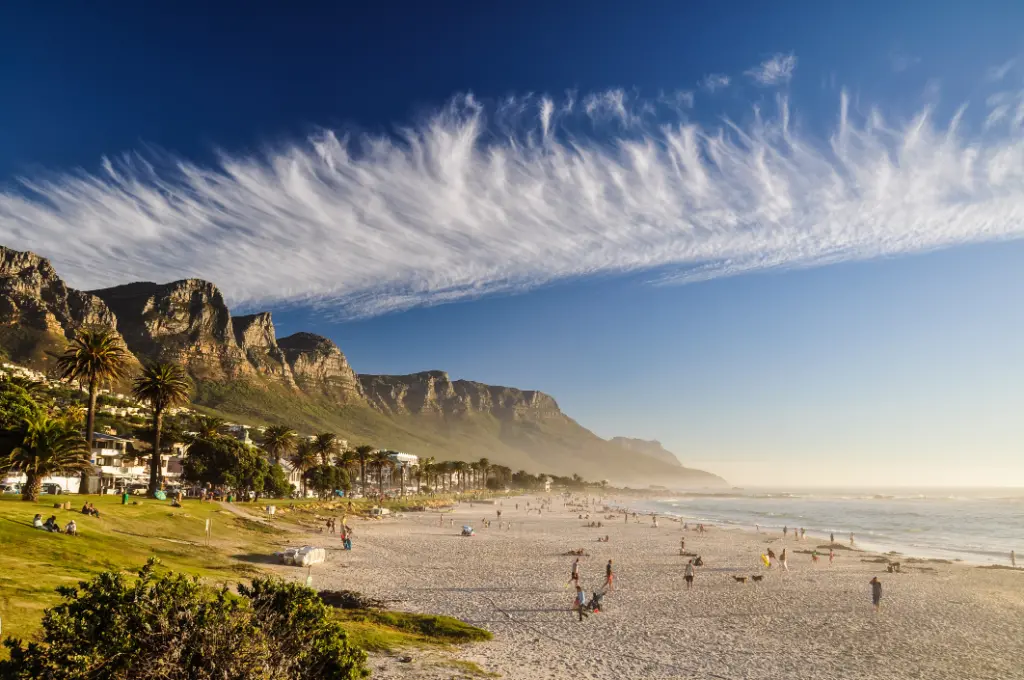 Atemberaubende Aufnahme des Camps Bay Beach - Kapstadt, Südafrika.