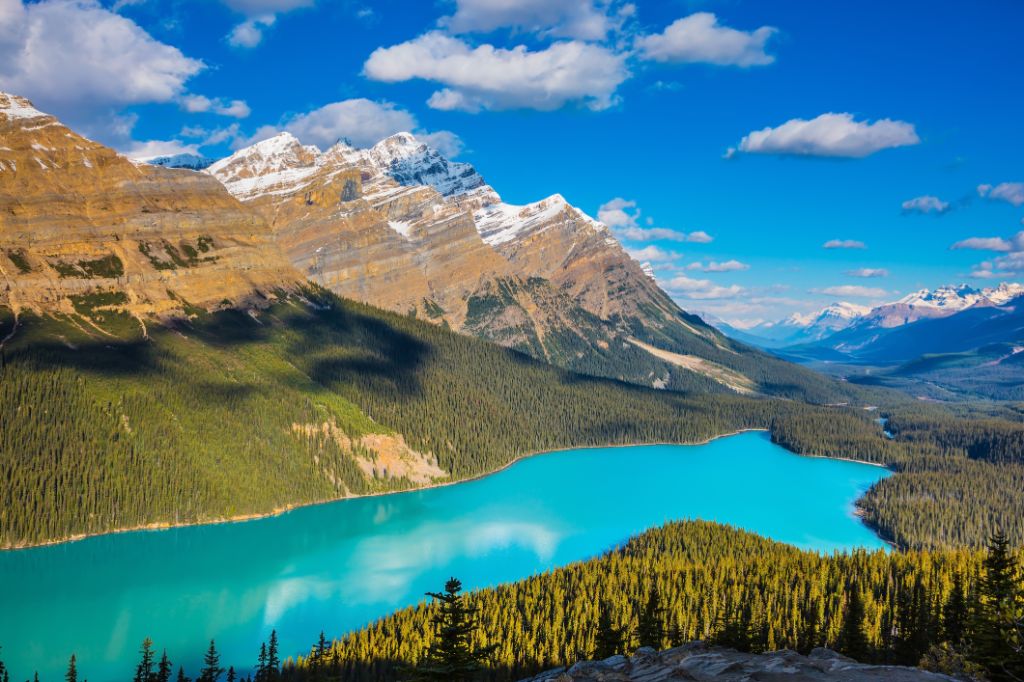 Panorama mit See, Bergen und Wald in Kanada
