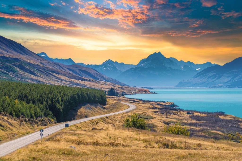Straße Neuseeland mit Panorama Bergen und See