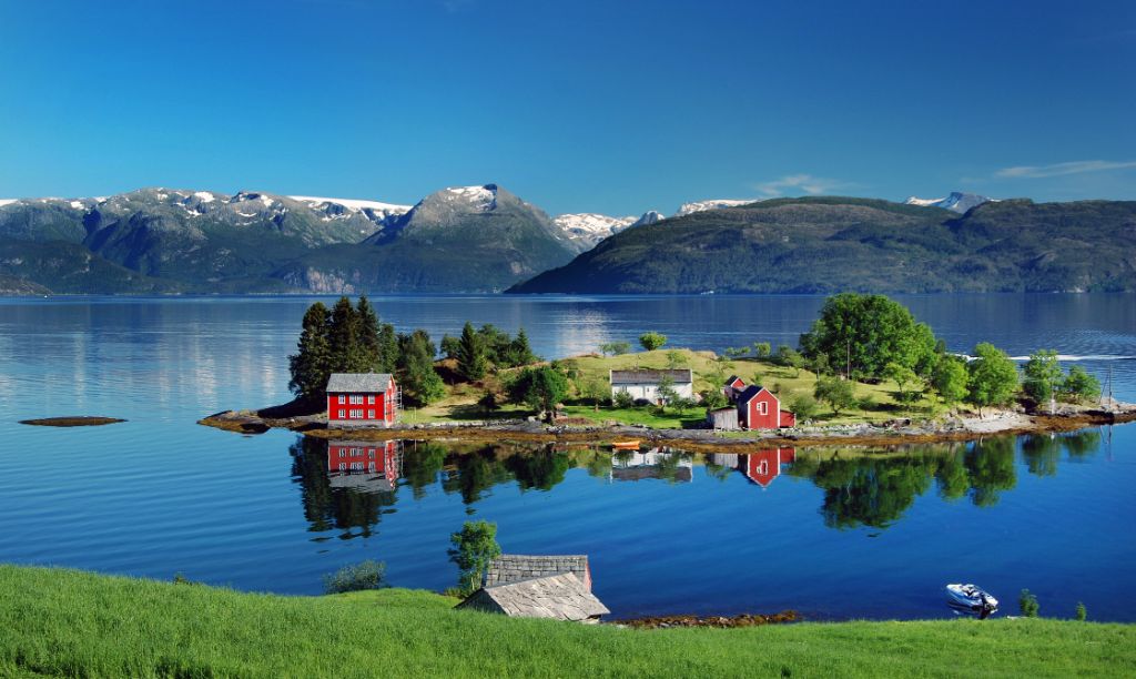 Einsame Häuser auf Insel im Fjord