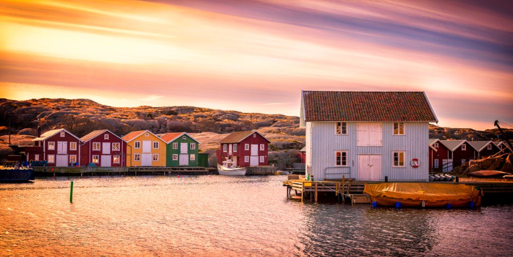 Bunte Häuser am Fjord in der Sonne
