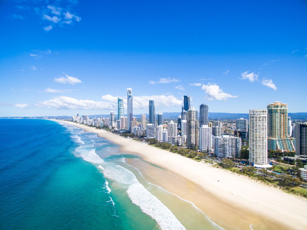 Küste und Strand mit Skyline an der Ostküste Australien