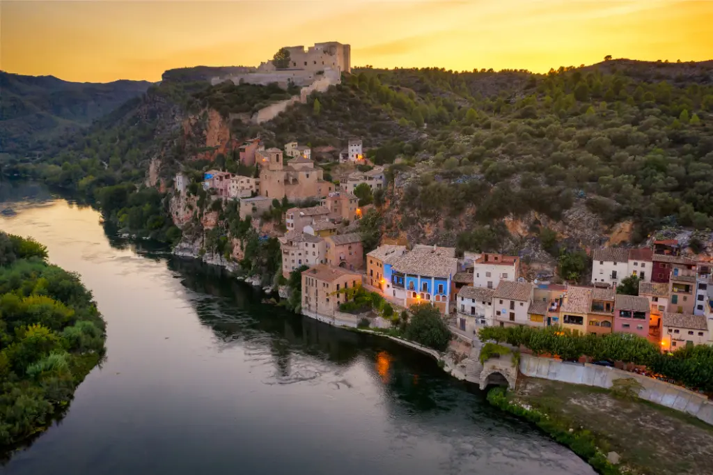 Luftaufnahme des Dorfes Miravet am Fluss Ebro in Tarragona bei Sonnenuntergang, Katalonien. Spanien