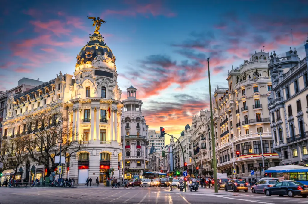 Madrid, Spanien Stadtbild an der Calle de Alcala und Gran Via